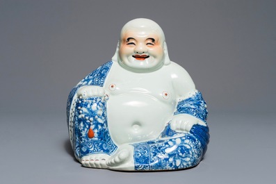 Een grote Chinese blauwwitte figuur van Boeddha, vroeg 20e eeuw