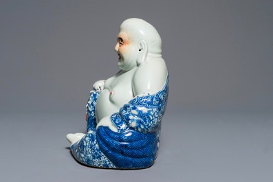 Een grote Chinese blauwwitte figuur van Boeddha, vroeg 20e eeuw