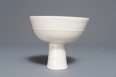 Une coupe sur piedouche en porcelaine blanc de Chine, Wanli ou &eacute;poque Transition