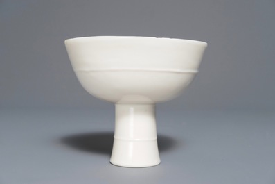 Une coupe sur piedouche en porcelaine blanc de Chine, Wanli ou &eacute;poque Transition