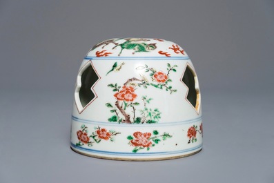 Un porte-encens en porcelaine de Chine famille verte, marque de Xuande, 19/20&egrave;me