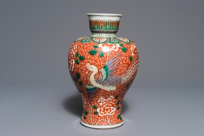 A Chinese famille verte coral ground vase with phoenixes, 19/20th C.