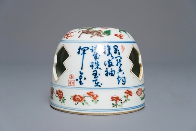 Un porte-encens en porcelaine de Chine famille verte, marque de Xuande, 19/20&egrave;me