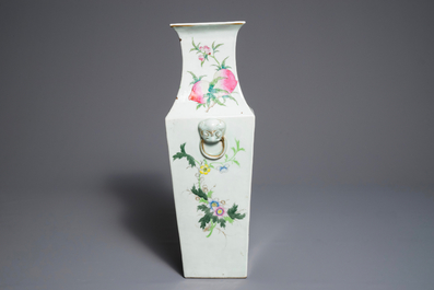 Un vase de forme carr&eacute; en porcelaine de Chine qianjiang cai, marque du Jiangxi Porcelain Company, d&eacute;but du 20&egrave;me