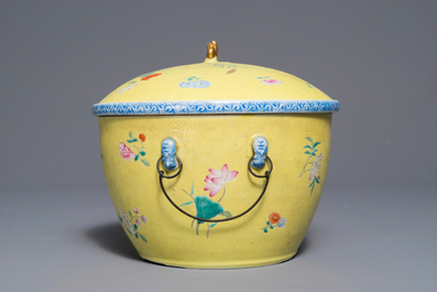 A Chinese famille rose yellow ground sgraffiato bowl and cover, 19/20th C.