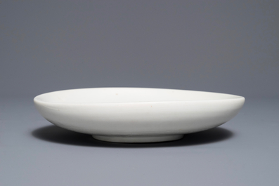 Un plat en porcelaine blanc de Chine de Dehua, Ming