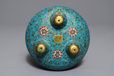 Un br&ucirc;le-parfum tripod en &eacute;maux cloisonn&eacute;, marque de Qianlong, Chine, 18/19&egrave;me