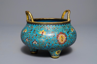 Un br&ucirc;le-parfum tripod en &eacute;maux cloisonn&eacute;, marque de Qianlong, Chine, 18/19&egrave;me