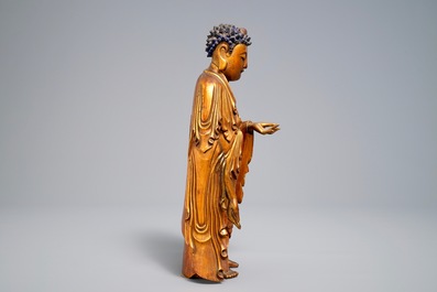 Un mod&egrave;le de Bouddha debout en bois sculpt&eacute; et dor&eacute;, Chine, 18/19&egrave;me