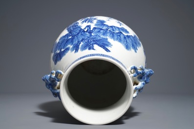 Un vase de forme hu en porcelaine de Chine bleu et blanc, marque de Qianlong, 19/20&egrave;me