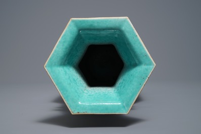 Un vase de forme hexagonale en porcelaine de Chine famille rose, 19/20&egrave;me