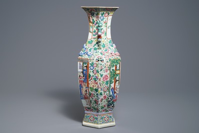 A Chinese famille rose hexagonal vase with figural design, 19th C.