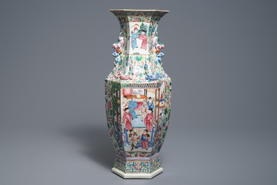 A Chinese famille rose hexagonal vase with figural design, 19th C.