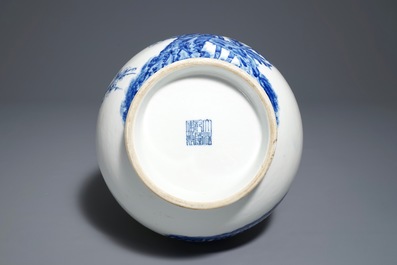 Een Chinese blauwwitte hu vaas met 'Drie Vrienden van de Winter' decor, Qianlong merk, 19/20e eeuw