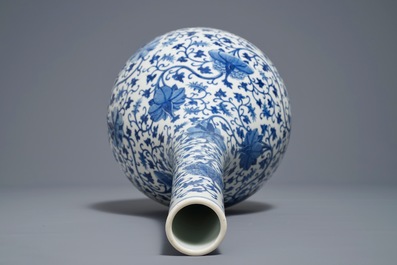 Un vase de forme bouteille en porcelaine de Chine bleu et blanc, 18/19&egrave;me