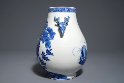 Een Chinese blauwwitte hu vaas met 'Drie Vrienden van de Winter' decor, Qianlong merk, 19/20e eeuw