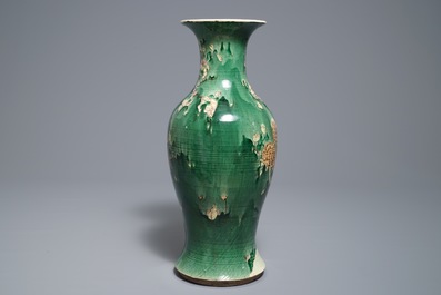 Un vase en porcelaine de Chine famille verte, 19&egrave;me