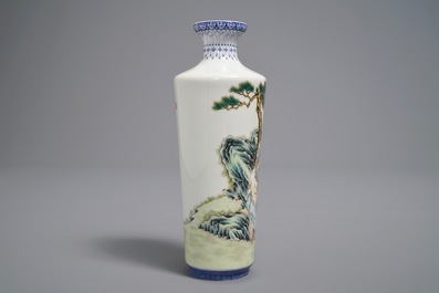 Un vase de forme rouleau en porcelaine de Chine famille rose coquille d'oeuf, marque de Qianlong, 20&egrave;me