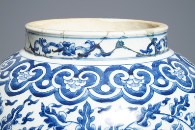 A Chinese blue and white 'lotus scroll' vase and cover, 19th C.