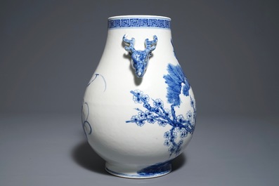 Een Chinese blauwwitte hu vaas met 'Drie Vrienden van de Winter' decor, Qianlong merk, 19/20e eeuw