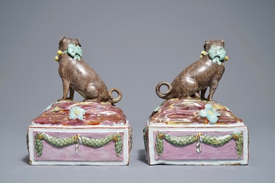 Een paar polychrome Doornikse fa&iuml;ence modellen van mopshonden, 18e eeuw