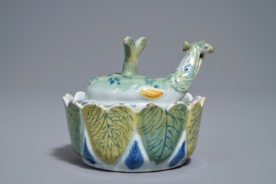 Un beurrier en forme de brochet en fa&iuml;ence polychrome de Delft, 18&egrave;me