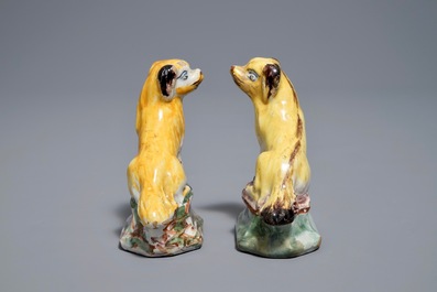 Une paire de miniatures de chiens en fa&iuml;ence polychrome de Delft, 18&egrave;me