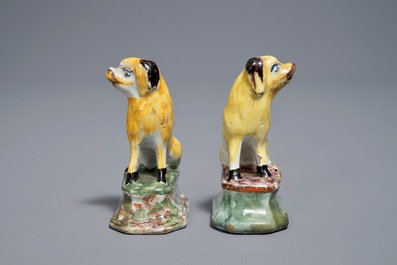 Een paar polychrome Delftse miniatuur hondjes, 18e eeuw