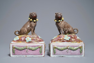 Een paar polychrome Doornikse fa&iuml;ence modellen van mopshonden, 18e eeuw