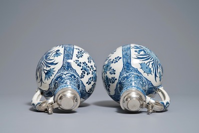 Een paar blauwwitte Delftse kannen in Japanse Arita-stijl met zilveren deksels, ca. 1700