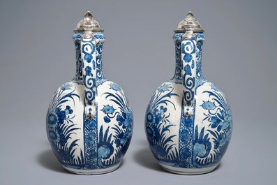 Een paar blauwwitte Delftse kannen in Japanse Arita-stijl met zilveren deksels, ca. 1700