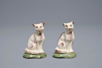 Une paire de miniatures de chats en fa&iuml;ence polychrome de Delft, 18&egrave;me