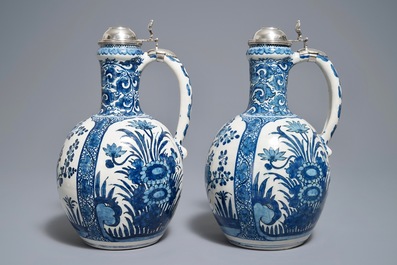 Une paire de verseuses en fa&iuml;ence de Delft bleu et blanc aux montures en argent, vers 1700