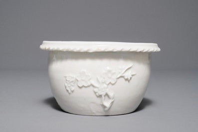 Une jardini&egrave;re en porcelaine blanc de Chine de Dehua &agrave; d&eacute;cor en relief, &eacute;poque Transition