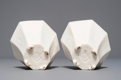 Une paire de coupes octagonaux en porcelaine blanc de Chine de Dehua &agrave; d&eacute;cor anhua, &eacute;poque Transition