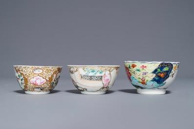 Une tasse et soucoupe &agrave; d&eacute;cor 'mandarin' et deux tasses en porcelaine de Chine famille rose, Yongzheng/Qianlong