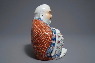 Une figure de Bouddha en porcelaine de Chine famille rose, 19/20&egrave;me