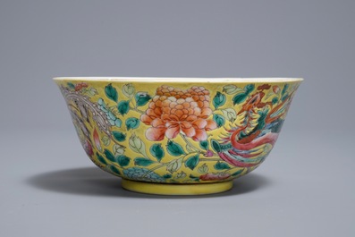 Un bol en porcelaine de Chine famille rose sur fond jaune, marque de Qianlong, 19&egrave;me