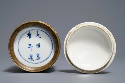 Un pot couvert en porcelaine de Chine et de Japon &agrave; monture en bronze dor&eacute;, marque de Jiajing, 18/19&egrave;me