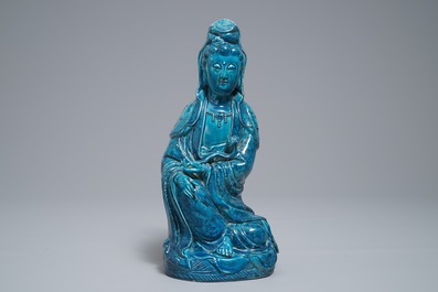 Een Chinese turquoise en onderglazuur blauwe figuur van Guanyin, 19/20e eeuw