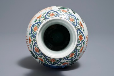 Un vase en porcelaine de Chine wucai &agrave; d&eacute;cor d'animaux mythiques, 19/20&egrave;me