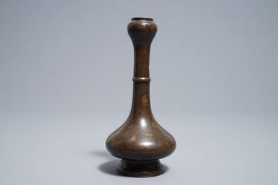 Een Chinese bronzen flesvormige vaas met goudspatten, Ming