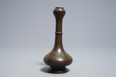 Un vase de forme bouteille en bronze aux taches dor&eacute;es, Chine, Ming