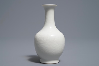 Een Chinese flesvormige blanc de Chine vaas met onderglazuur floraal decor, ca. 1900
