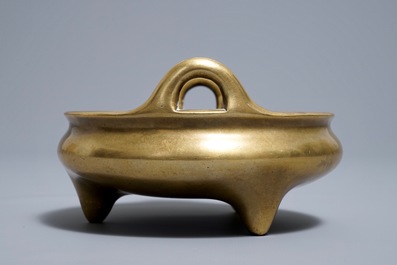 Een Chinese bronzen driepotige wierookbrander, Xuande merk, 18e eeuw