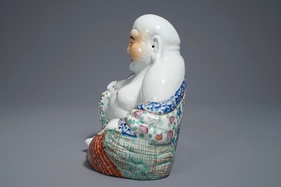 Une figure de Bouddha en porcelaine de Chine famille rose, 19/20&egrave;me