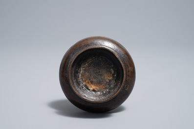 Een Chinese bronzen flesvormige vaas met goudspatten, Ming