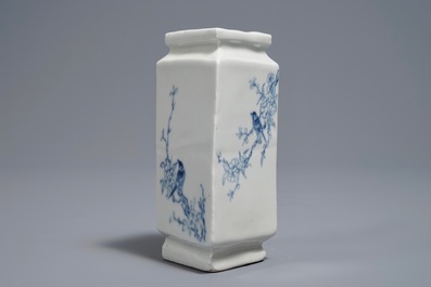 Un vase de forme lozange en porcelaine de Chine bleu et blanc, 20&egrave;me