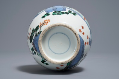 Un vase en porcelaine de Chine wucai &agrave; d&eacute;cor d'animaux mythiques, 19/20&egrave;me