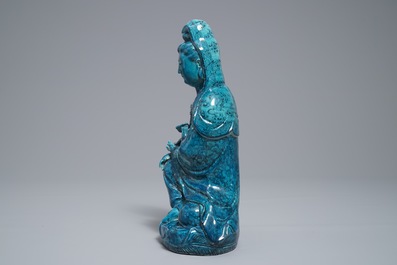 Een Chinese turquoise en onderglazuur blauwe figuur van Guanyin, 19/20e eeuw